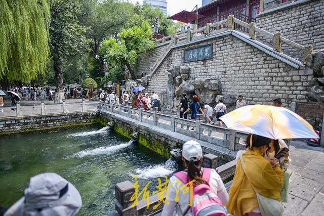 泉涌旺盛带火泉水游，游客争相品尝泉水享清凉