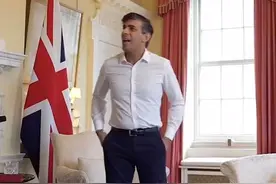 受访时穿阿迪达斯鞋与白衬衫西裤搭配，苏纳克被时尚人士批评图片