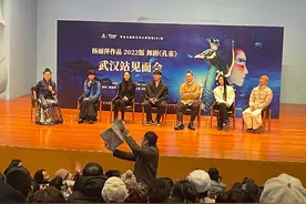 《孔雀》在武汉开发布会，杨丽萍率主创解读剧情：该剧讲的是内心的坚强图片