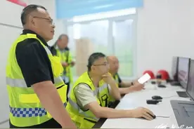 风雨中的坚守：防汛一线的聊城逆行者图片