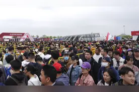 （体育）赛车——F1中国大奖赛：车迷观赛热情高涨图片