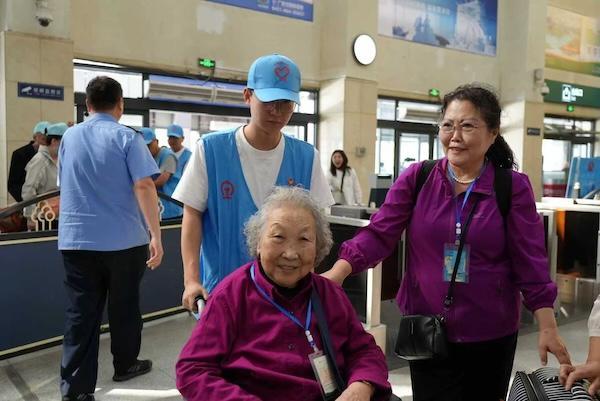 黑龙江开行首趟“悠享龙江·银旅号”适老化港澳方向旅游列车