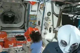 轻松一刻：接回滞留美宇航员飞船抵达太空 俄宇航员戴外星人面具迎接图片