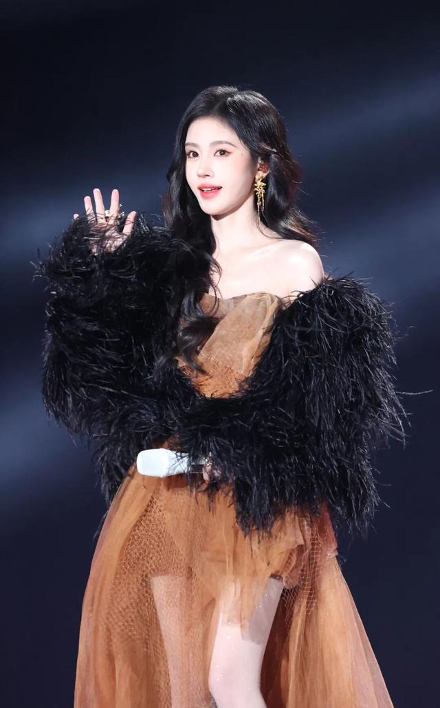 丝芭传媒：鞠婧祎多次罔顾事实、编造谎言，涉嫌严重经济犯罪，我司将择日全网公开实名举报；此前鞠婧祎方称公司侵占其演艺收入