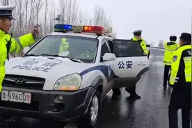 男子手指断裂急需就医 德州济南两地交警雪天接力护航图片