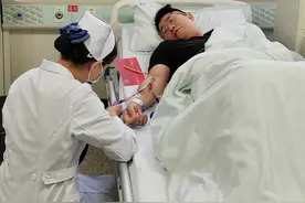 湖南小伙突然请假回国！领导：工资照发，机票报销图片
