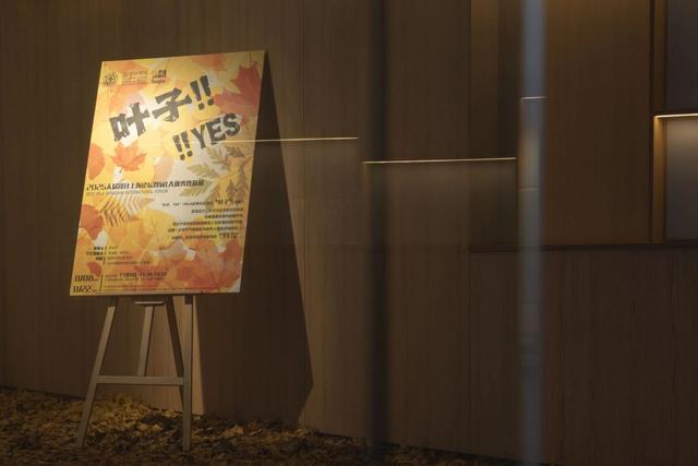 复兴公园“雨滴长廊”有后续：公园落叶已铺在上海交大这栋楼