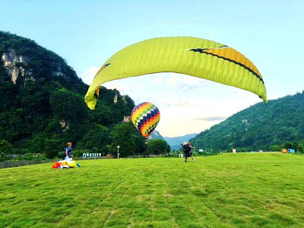 张家界武陵源低空游持续升温 多元业态解锁夏日出游新体验