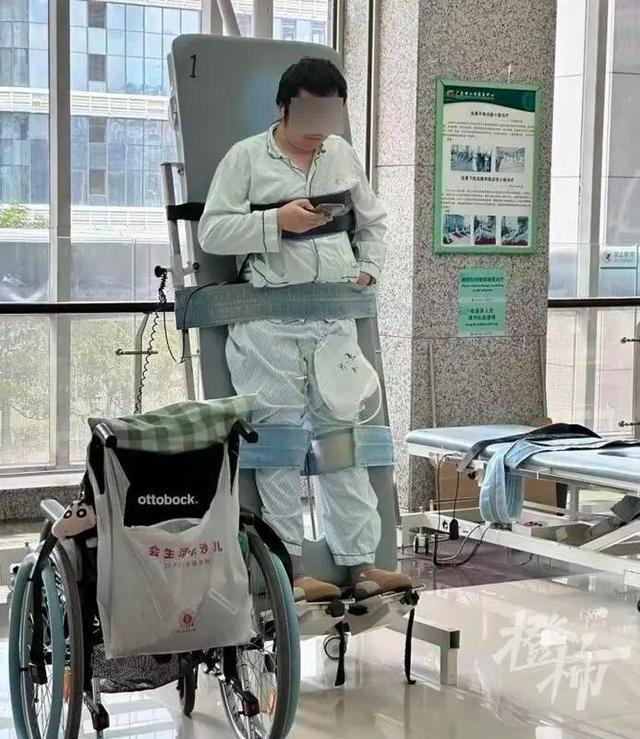 在海南参加冲浪培训，刚下水做了一个简单动作，就永久瘫痪了！男友在轮椅上坐了一年后，女友发声