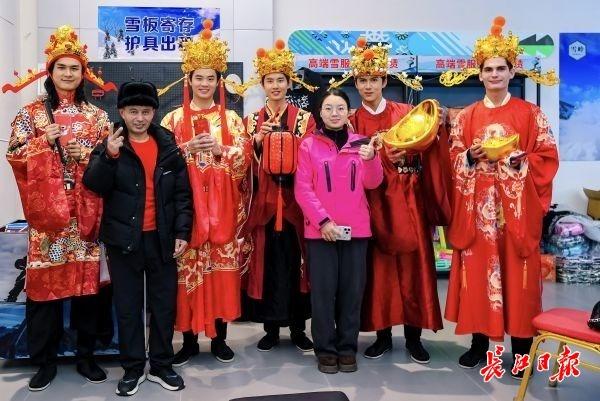 俄罗斯帅哥在甘露山文创城当“NPC”体验中国年