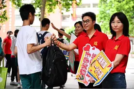 2024中考首日：场外仪式感满满，全家上阵送温暖图片