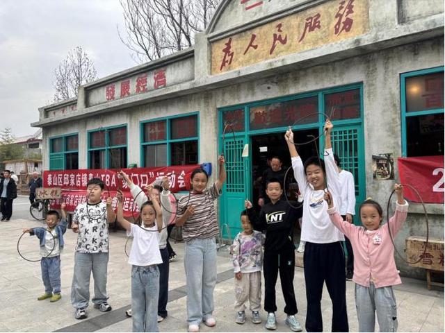 泰山炊烟巷迎来国庆首日“开门红”游客沉浸体验“家门口的温暖团圆”