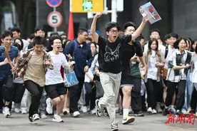 范范而谈 | 这一年高考结束了。他们冲出考场，肆意地笑图片