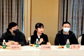 中学生代表？16岁的她出现在社代会现场，还带来两个建议图片