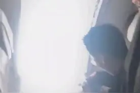 飞机安全出口被打开同机航班乘客发声：晚下机约20分钟，大家都安全图片