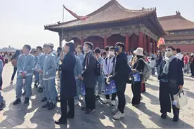 “特别震撼！跟大陆剧里的一样！”台湾学生参观北京故宫图片