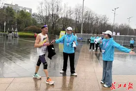 樱花季 越江湖｜大学生志愿者现场“抢人”，他们要说上万次“恭喜完赛”图片