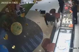 这回不是段子！男子试戴金项链时撒腿就跑，店员：几小时后就被抓了图片