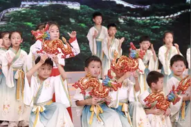 红旗飘扬歌声扬 小学生合唱燃情献礼祖国图片