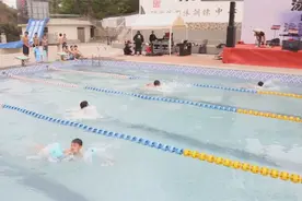 游在贵州拍一拍丨岩脚古镇泳池派对引领假日热潮图片