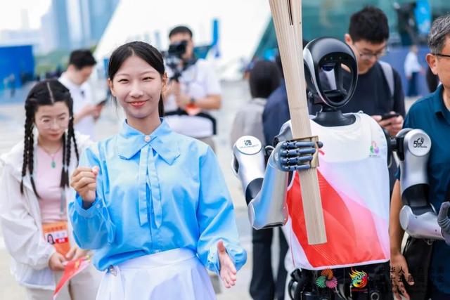 人人人！今天，这里挤满围观市民，现场令人振奋！网友：果然很深圳