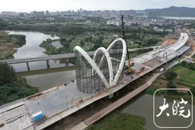 跨越京沪高铁 滁州市将军山路斜拉桥主塔合龙图片