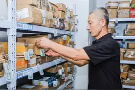 申城快递又有新花样！市民取件体验再升级，首批30家驿站已使用“智能灯条”图片