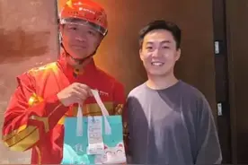 刘强东亲自送外卖 京东回应：属实图片