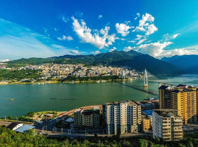 巴东：峡江画城醉游人