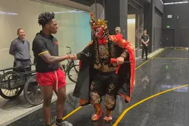 美国网红“甲亢哥”游中国看川剧变脸走红 表演者：“甲亢哥”感慨中国文化真厉害图片