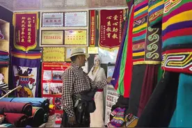 “森郭服饰”传承人努拉：藏在五彩斑斓里的坚守与传承图片
