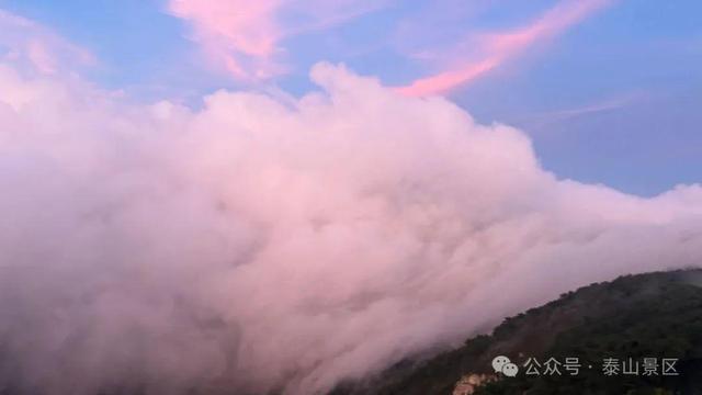 泰山雨霁：云雾织仙境，霞光染群峰，这泼墨山水里藏着夏日最治愈的奔赴