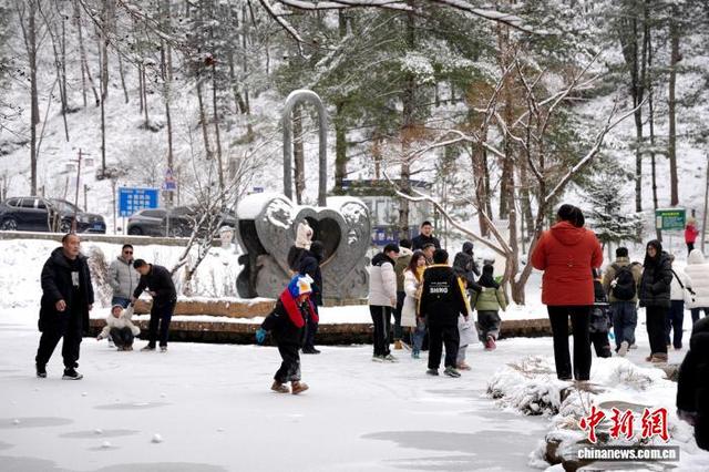 秦岭腹地冰雕雪景美不胜收