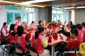 福城街道丹湖社区巾帼齐聚贺新春 巧手共制纳福桶图片