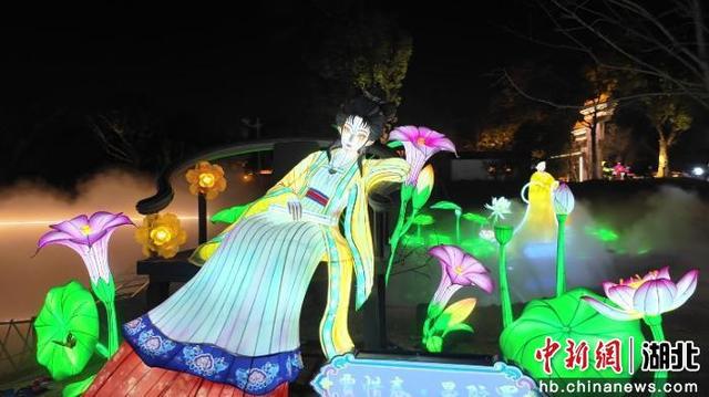 武汉园博园花灯会亮灯 3.2公里沉浸式灯河点亮江城