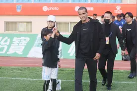 金球先生，欢迎再来！里瓦尔多完成青岛之旅，红狮保级才是当务之急图片