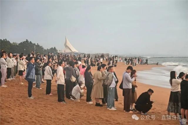 绝美！今早的日照海边，站满了人！