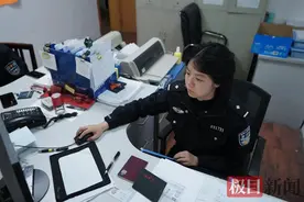 武昌万象城捡到47张身份证，徐家棚派出所让遗失证件“回家”图片