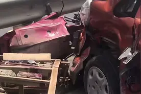 电三轮与“老头乐”相撞，一人抢救无效死亡  交警：两车均无牌照图片