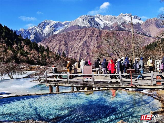 一半冰雪，一半碧波，冬日黄龙的色彩魔术