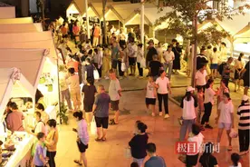 武汉江夏区纸坊街举行中医药健康夜市活动图片