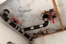 小区改造居民家天花板被打穿8个洞，施工方和楼上业主都不认图片