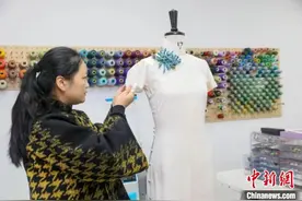 新中式“高定”吸引海外华侨华人 浙江古镇手工旗袍走红图片