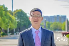 四百学子泪送“袁哥”图片