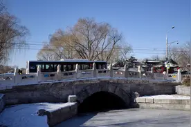 为保护大运河沿线文物万宁桥，地安门外大街将禁止部分机动车通行图片