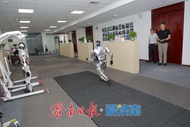 产业链上的山东好品牌丨办公室新“同事”：会散步的机器人来了