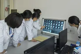 聚焦罕见病！青大附院“抽丝剥茧”查“真凶”，暴躁男孩终于找到病因图片