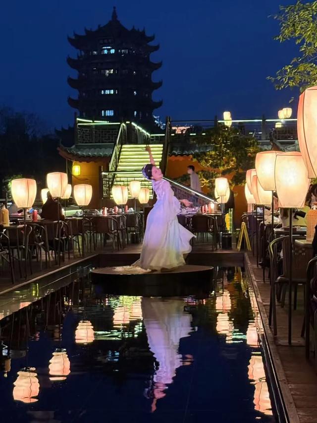 武汉人太会了！烧烤店抬头就是黄鹤楼