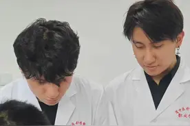 是医师，也是老师｜山东省公共卫生临床中心王绍辉：以手为刀，传承整脊之道图片