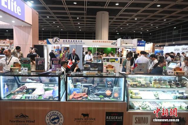 香港餐饮展开幕 “炒菜机器人”吸睛